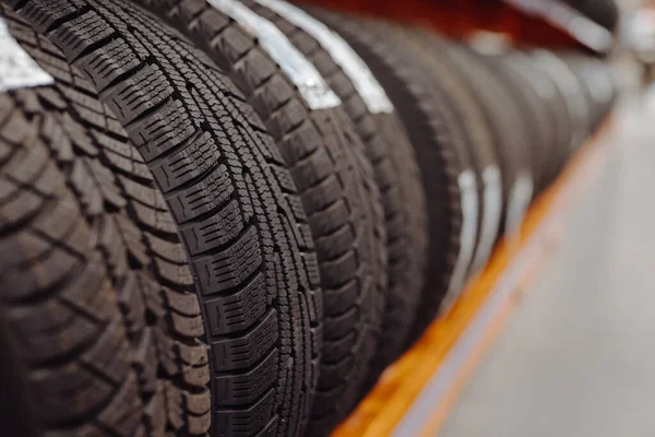 Bir dükkanda sıra sıra yeni araba lastikleri