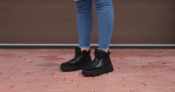 Женские сапоги, прыгающие по улице — стоковое видео