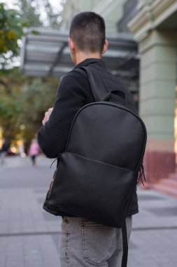 Şehirde sırt çantalı bir turist.