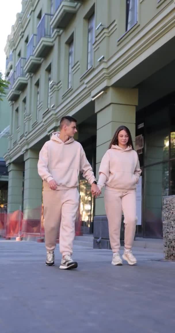 Stílusos pár sétál a városban, függőleges videó — Stock videók