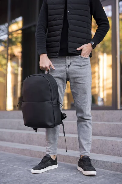 Невідомий чоловік тримає рюкзак у місті — стокове фото