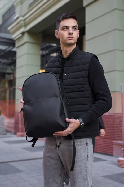 Чоловік тримає рюкзак у місті — стокове фото