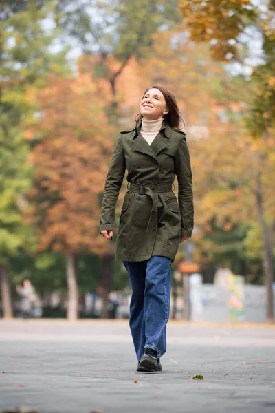 Mujer feliz caminando en el parque de otoño —  Fotos de Stock