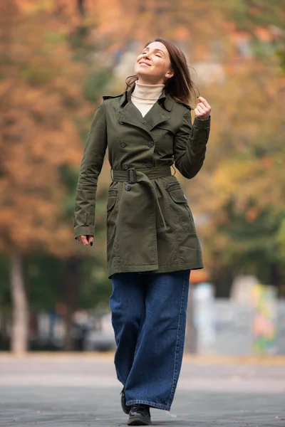Ευτυχισμένη γυναίκα περπατά στο πάρκο του φθινοπώρου — Φωτογραφία Αρχείου