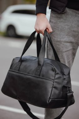 Şehirde çanta tutan tanınmamış bir adam.