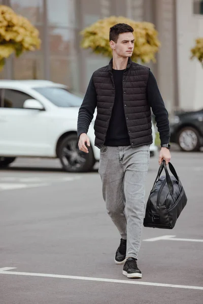Uomo che cammina in città con borsa in pelle nera — Foto Stock