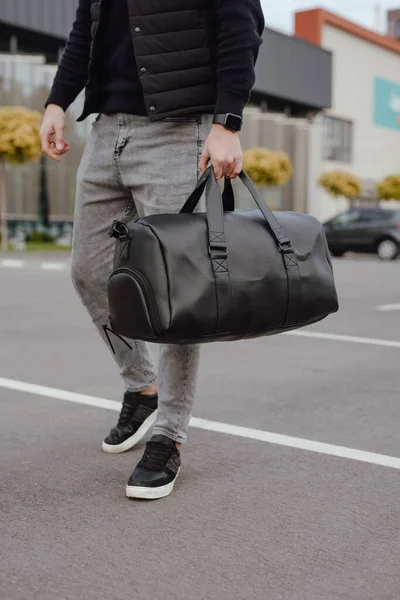 Unbekannter Mann mit Tasche geht in Stadt — Stockfoto