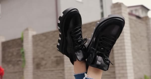 Kreatywne pokazywanie kobietom czarnych butów — Wideo stockowe