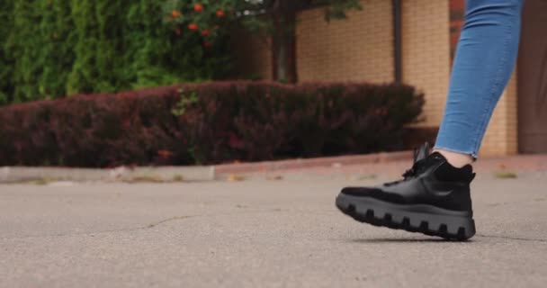 Las botas para mujer salen a la calle — Vídeos de Stock