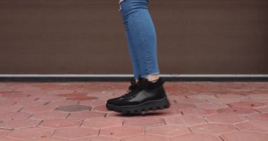 Kadın çizmeleri sokağa gider.