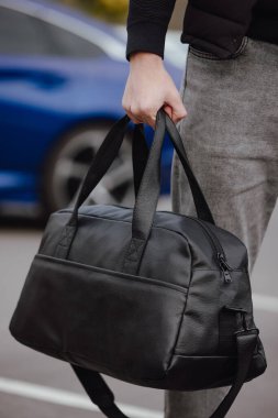 Şehirde çanta tutan tanınmamış bir adam.