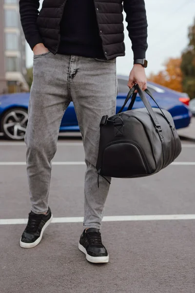 Невідомий чоловік тримає сумку в місті — стокове фото