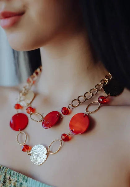 Rødt Smykkehalskjede Kvinnens Nakke – stockfoto