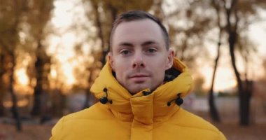 Sonbahar günü sarı başlıklı bir adam