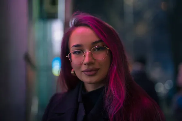 밤 도시에서 핑크 색 머리를 한 특이 한 여성 — 스톡 사진