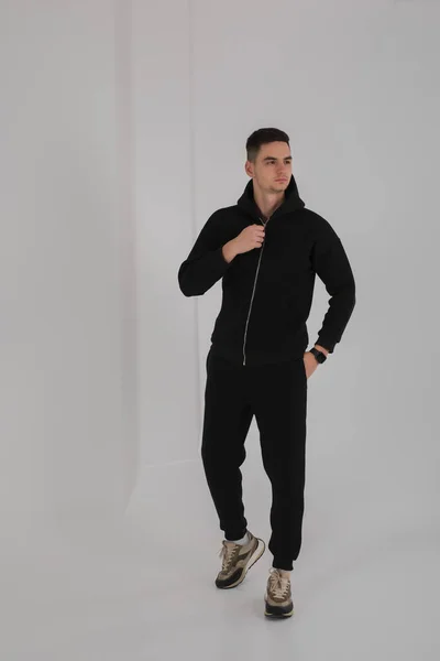 Hombre Posando Estudio Con Sudadera Con Capucha Negra — Foto de Stock