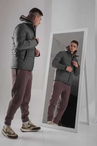 Homem Posando Estúdio Usando Jaqueta Perto Espelho — Fotografia de Stock