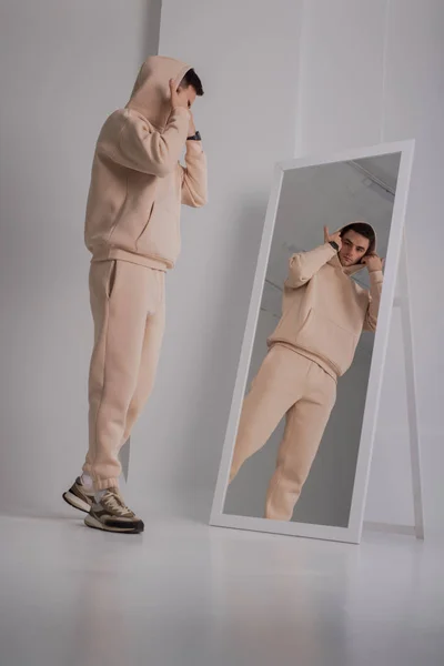 Man Posing Studio Wearing Beige Hoodie Costumes Mirror — Stock Photo, Image