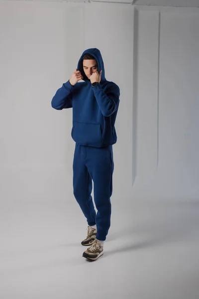 Homme Posant Studio Portant Des Costumes Capuche Bleue — Photo