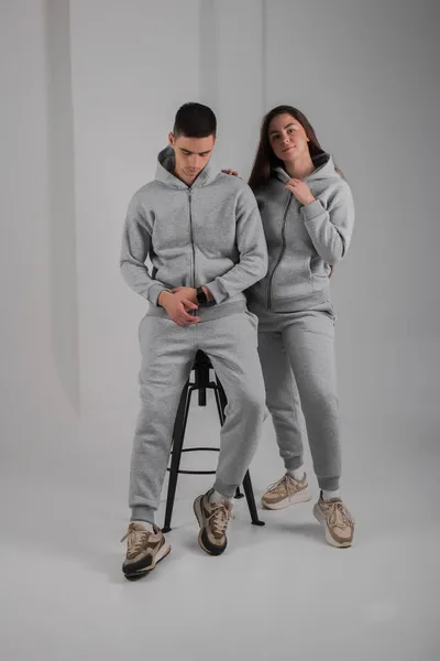 Coppia Posa Studio Indossando Costumi Grigio Felpa Con Cappuccio — Foto Stock