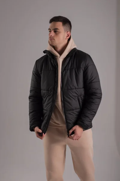 Человек Позирующий Студии Черной Зимней Куртке — стоковое фото