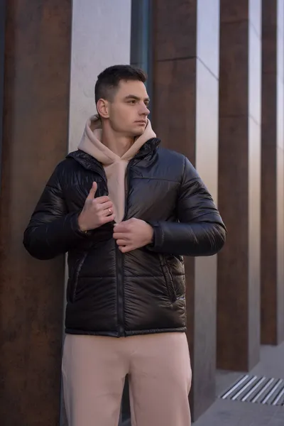 Hombre posando en la ciudad usando chaqueta de invierno — Foto de Stock