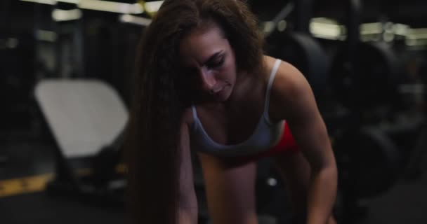 Fit mujer haciendo ejercicio con la mancuerna en el gimnasio — Vídeos de Stock