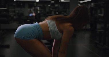 Kadınlar dambıllarla kolayca kaldırır.