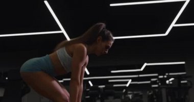 Kadınlar dambıllarla kolayca kaldırır.