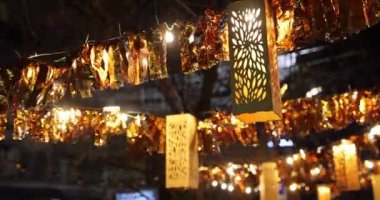 Gece şehrinde Noel süsleri, çelenkler 