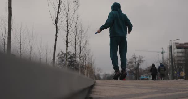 Mann springt auf Springseil in Zeitlupe — Stockvideo