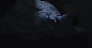 İnsanoğlu uykusuzluktan muzdarip ve uyuyamıyor.