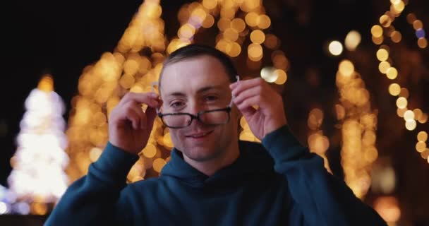 Щасливий чоловік спробувати оптичні окуляри в нічному місті — стокове відео