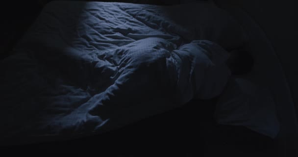 Egy férfi alszik és ölelget egy párnát álmában. — Stock videók