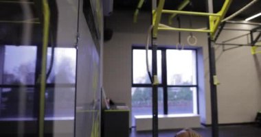 Ağır top atan bir kadın.