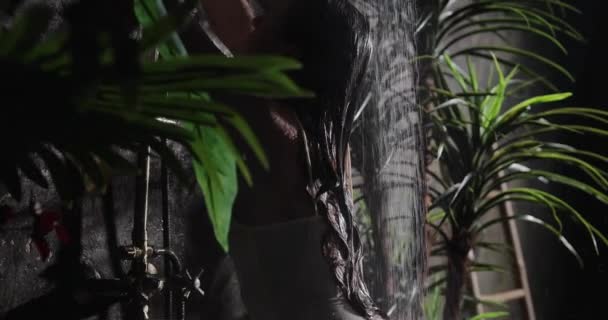 Сексуальная женщина в тропическом душе, замедленная съемка — стоковое видео
