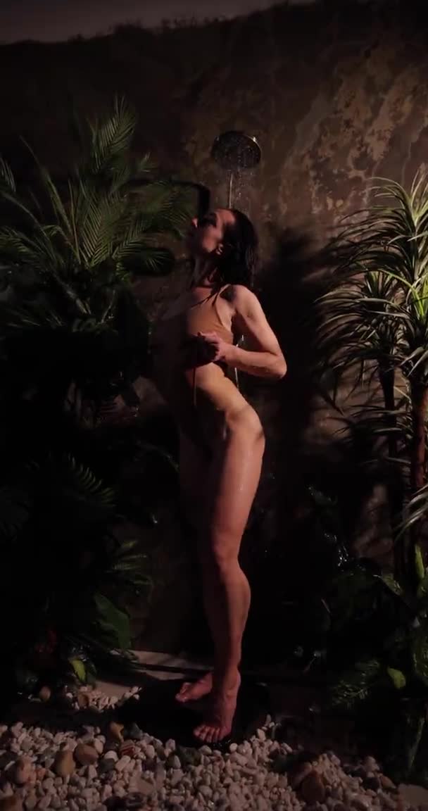 Sexy kobieta w tropikalnym prysznicem, powolny ruch pionowe wideo — Wideo stockowe