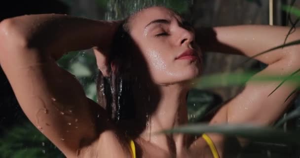 Attraktive Frau nimmt tropische Dusche, Zeitlupe — Stockvideo