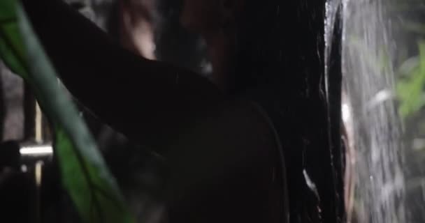 Приваблива жінка миє тіло під тропічним душем, повільний рух — стокове відео