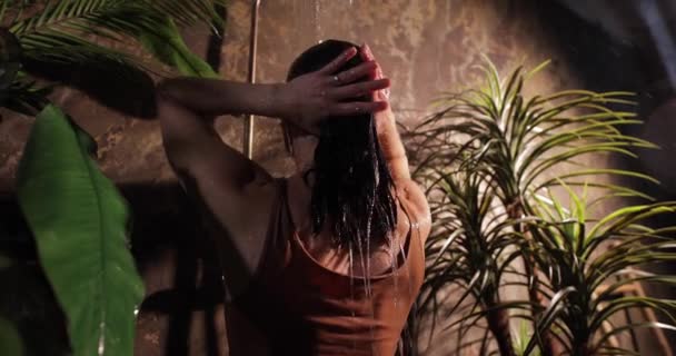 Femeie sexy în duș tropical, mișcare lentă — Videoclip de stoc