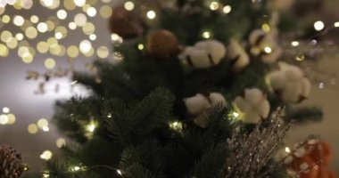 Çelenkli Noel ağacı süslemeleri, dikey video