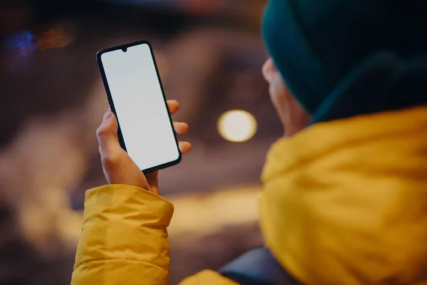 Hombre sosteniendo teléfono inteligente con pantalla en blanco — Foto de Stock