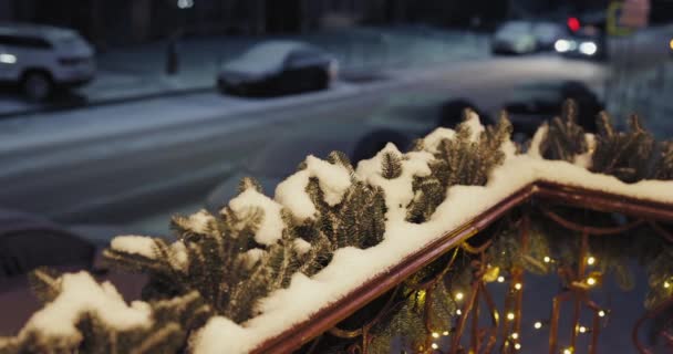 Valla con decoración de Navidad por la noche — Vídeo de stock