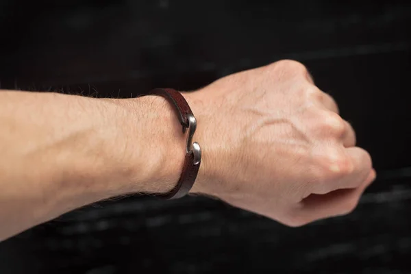 Bruin lederen armband op een mannelijke hand — Stockfoto