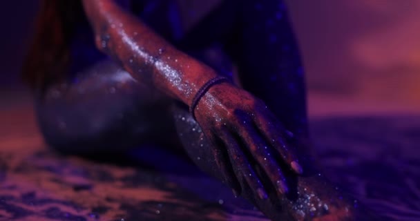 Frau mit blauem Glitzer posiert im Atelier — Stockvideo