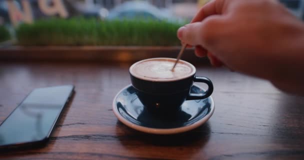 POV egy csésze tejeskávé kávézóban — Stock videók