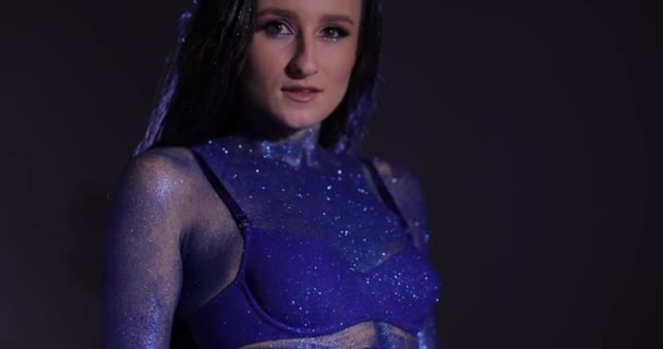 Sexy Frau mit blauem Glitzer posiert in einem Studio — Stockvideo