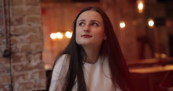 Мечтающая и кокетливая женщина портрет в кафе — стоковое видео