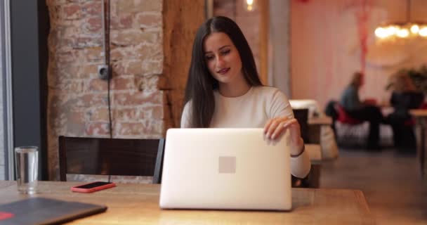 Фрілансер жінка працює на ноутбуці ПК в кафе — стокове відео
