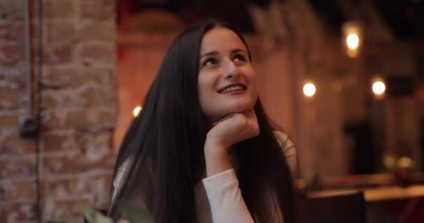 Емоції щасливої милої жінки на зустрічі — стокове відео